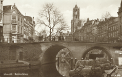 1393 Gezicht op de Oudegracht Weerdzijde te Utrecht met op de achtergrond de Domtoren en op de voorgrond de Bakkerbrug.